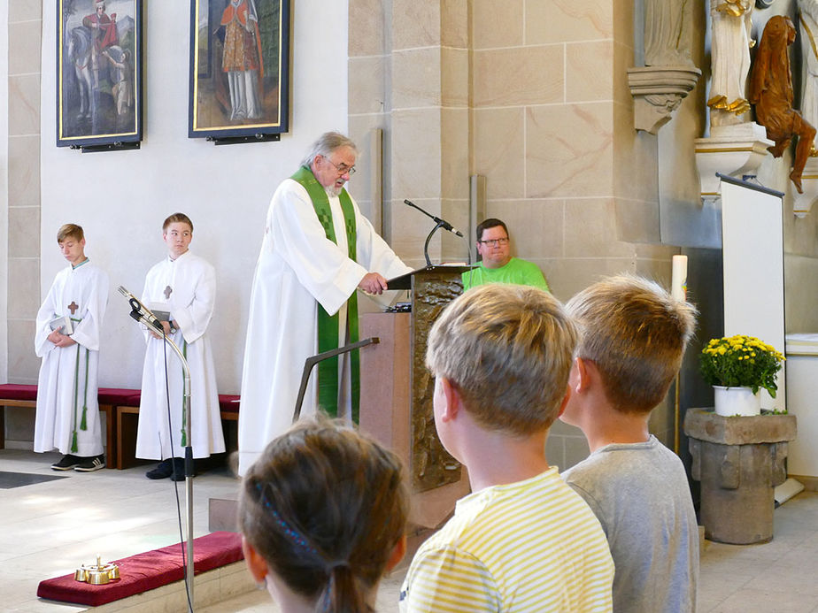 Die neuen Messdiener in St. Crescentius (Foto: Karl-Franz Thiede)